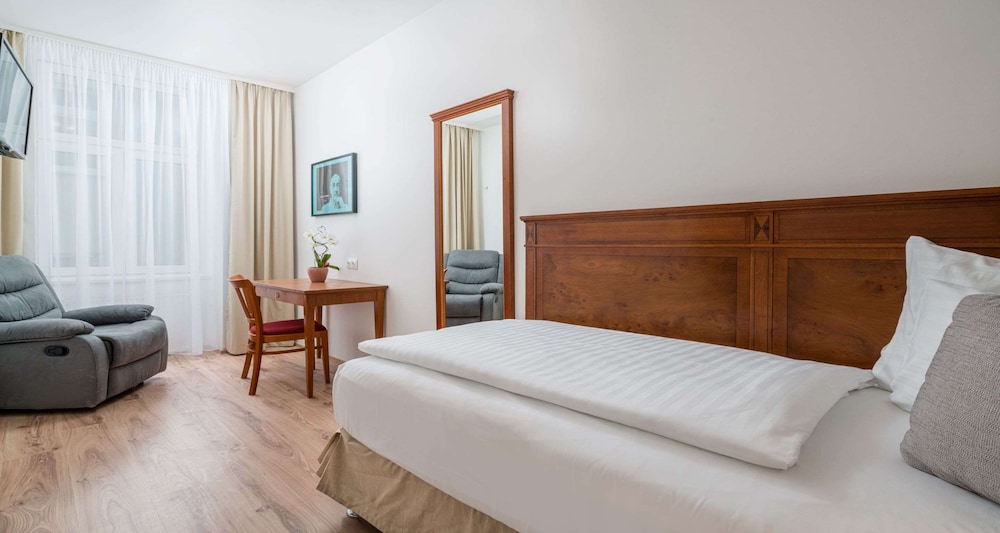 Superior Suite, 1 King Bed, Kitchen (Dining Table;with Sofabed) photo 3