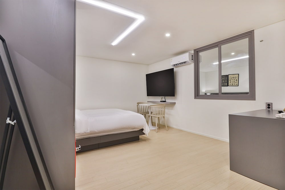 Premier Double Room - Samsung Air Dresser, Samsung 70" Smart TV Included - Photo 11