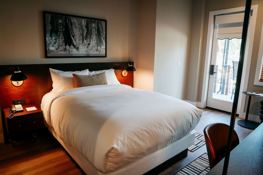 Deluxe Room, 1 King Bed, Non Smoking - Photo 3