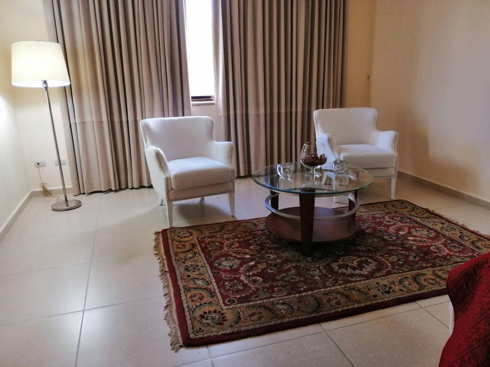 Luxury King Room - Photo 4