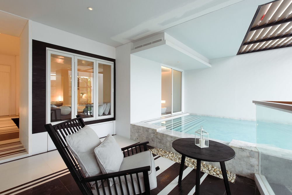 Pool Suite - Photo 11