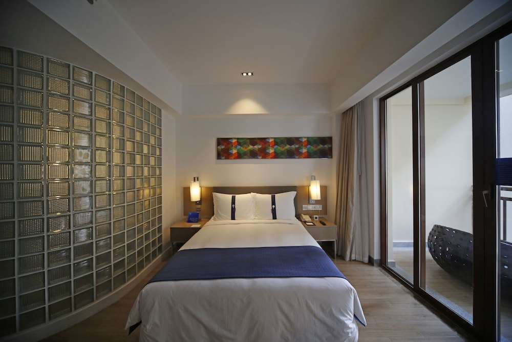 Standard Room, 1 Queen Bed, Garden View