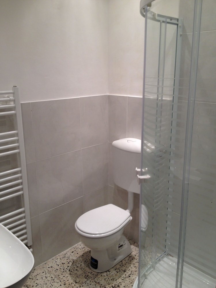 Basic Twin Room, 1 Queen Bed, Non Smoking, Pool View photo 3