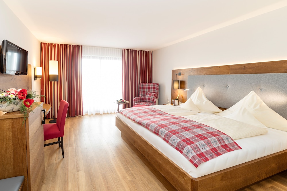 Double Room Single Use, Partial Lake View, Lakeside