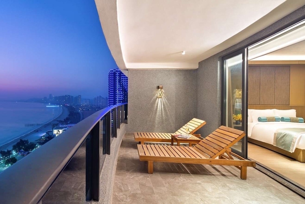 Grand Room, 1 King Bed, Smoking, Sea View