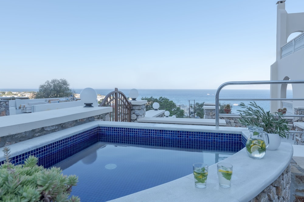 Deluxe Room, Hot Tub - Photo 7