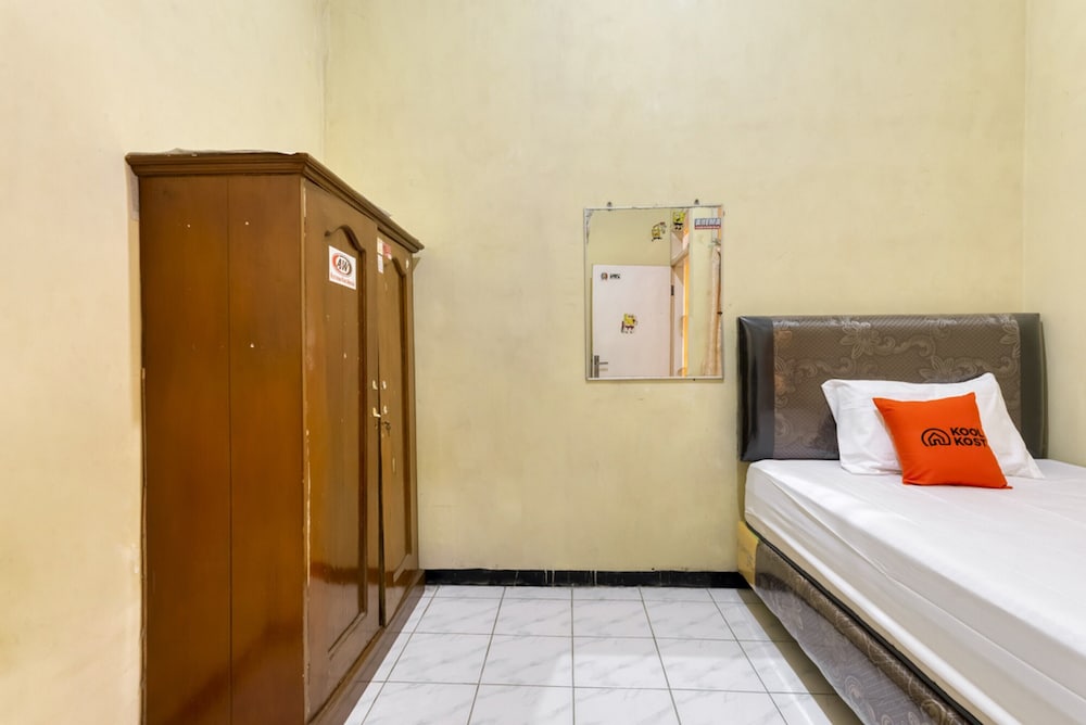 Single Room, Shared Bathroom photo 2