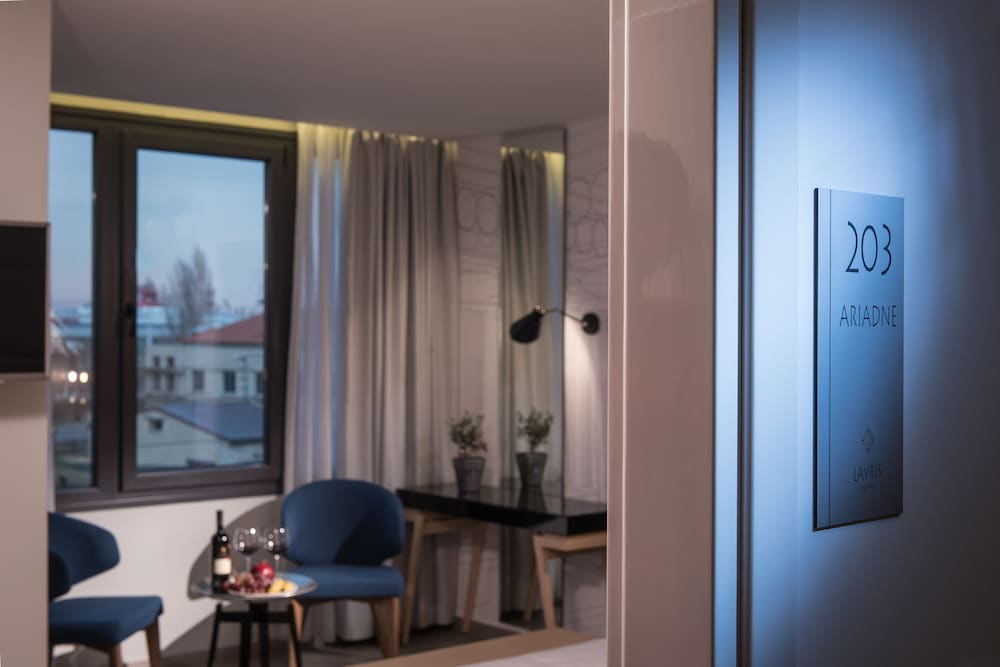 Junior Suite, 1 King Bed, Partial Sea View (Ariadni) photo 3