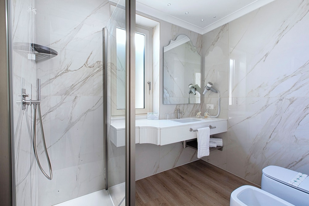 Superior Double or Twin Room, Balcony thumbnail 5