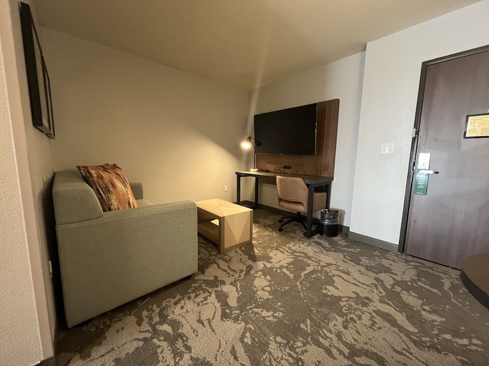 Junior Suite, 1 King Bed, Accessible Bathtub photo 2
