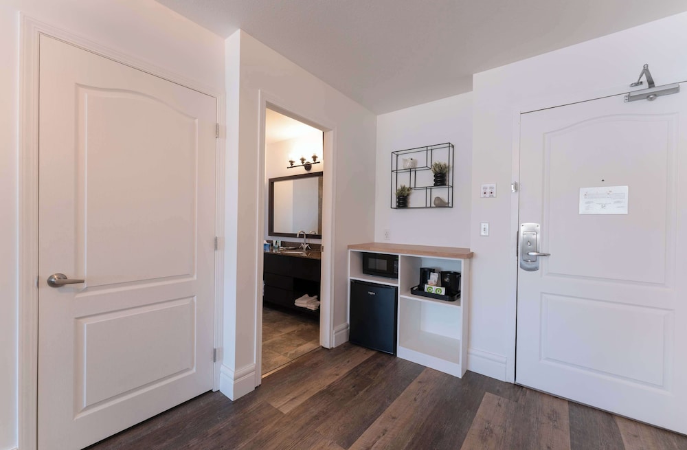 Suite, 1 King Bed, Jetted Tub, Mountain View (with Sofabed)