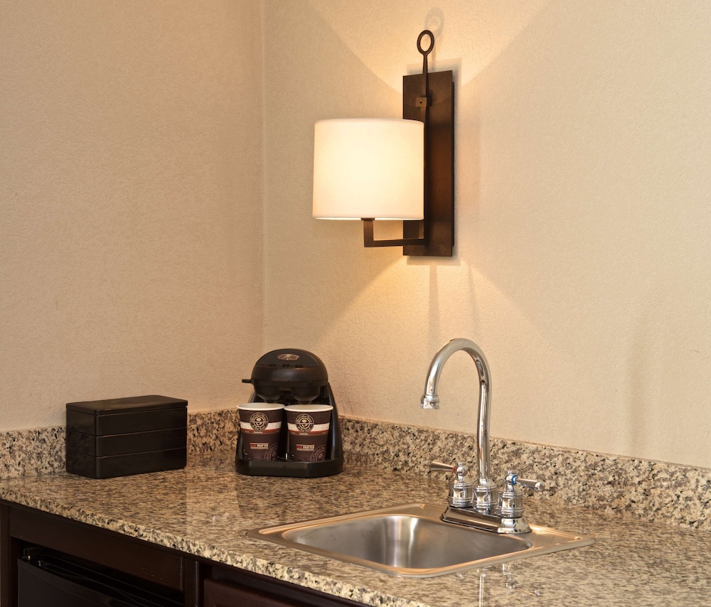 Suite, Multiple Beds, 2 Bathrooms - Photo 4