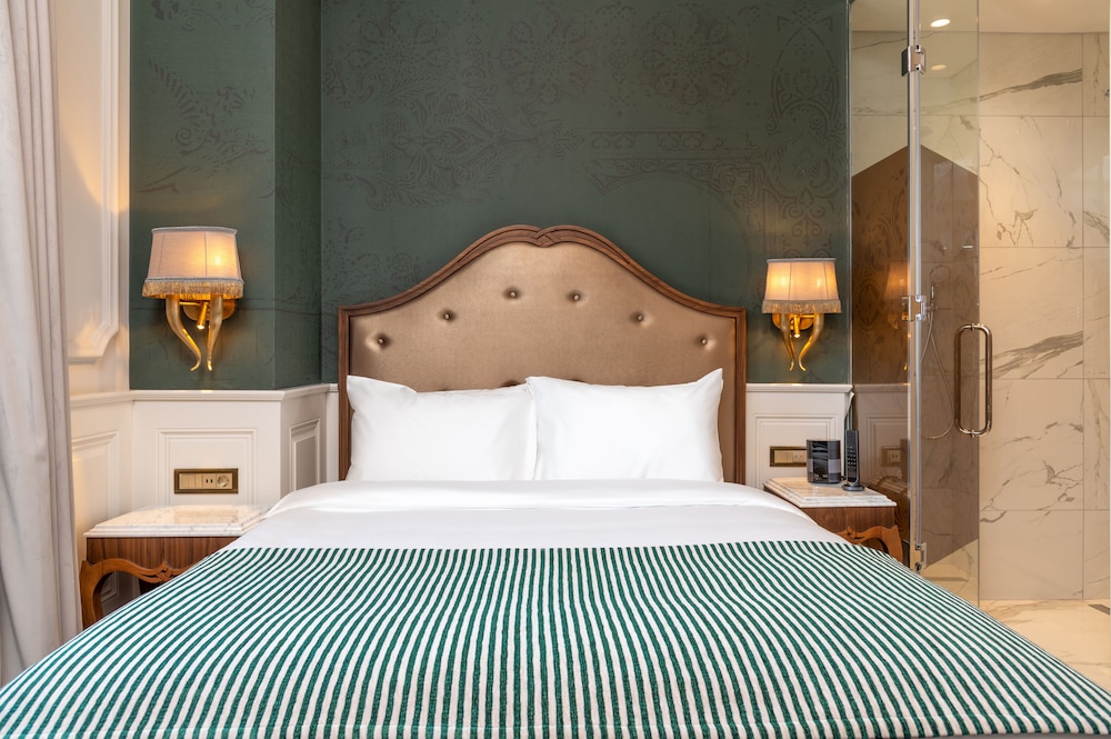Deluxe Room, 1 King Bed photo 3