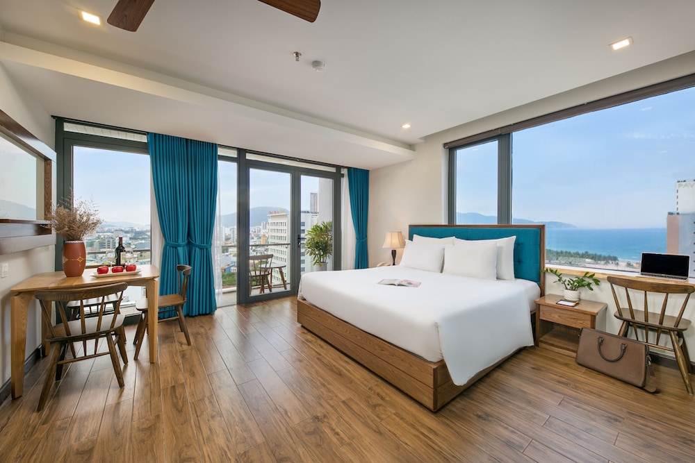 Panoramic Studio, 1 King Bed, Balcony, Sea View