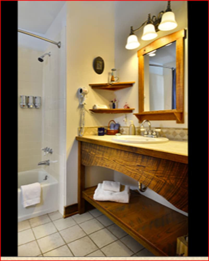 Rhododendron Room, Private Bathroom photo 3