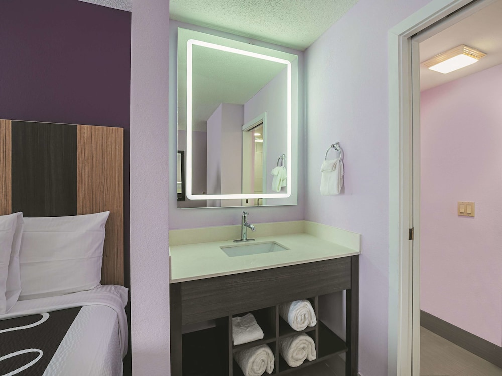 Room, 1 Queen Bed, Accessible, Non Smoking (Mobility Accessible) photo 2