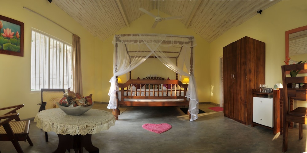 Classic Double Room, 1 King Bed, Mountain View, Garden Area photo 2
