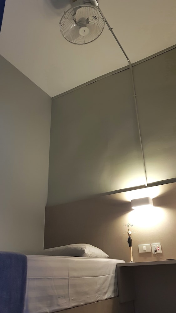 Single Room with Shared Bathroom - AC photo 3