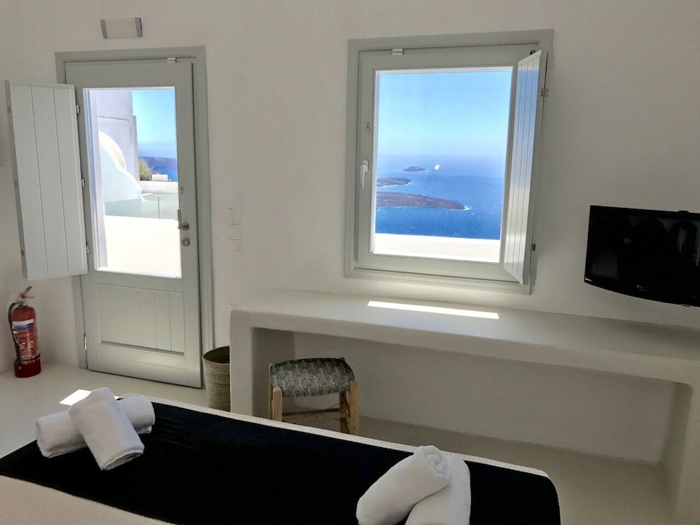 Signature Studio Suite, Hot Tub, Caldera & Sea View