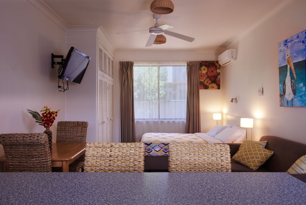 Deluxe Studio, 1 Queen Bed, Kitchen photo 3
