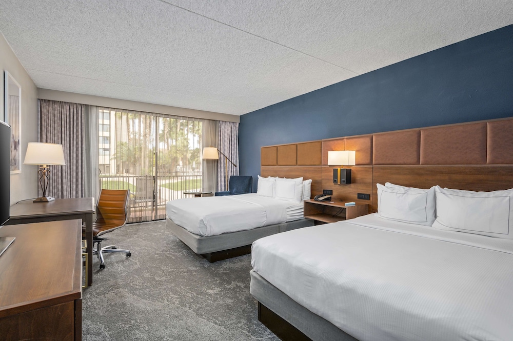 Room, 2 Queen Beds, Pool View photo 3