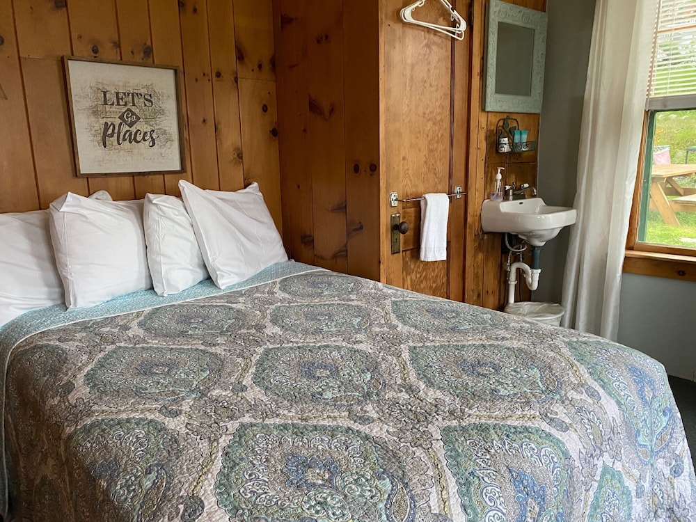 Cottage #9, Two bedroom, Double Bed in each room, Lake view, Kitchen photo 3