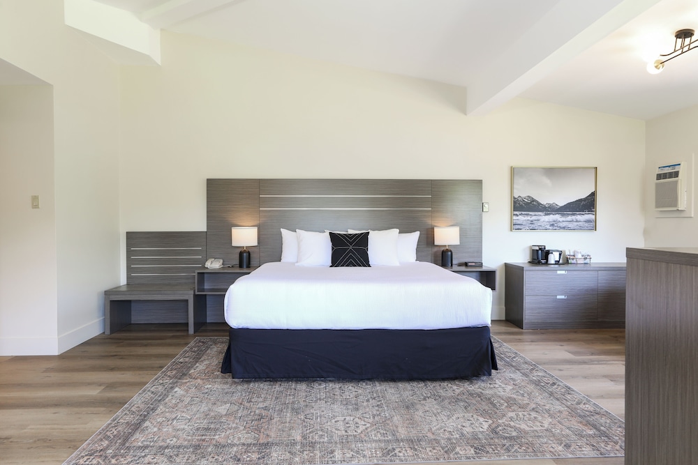 Romantic Suite, 1 King Bed, Lakefront photo 3
