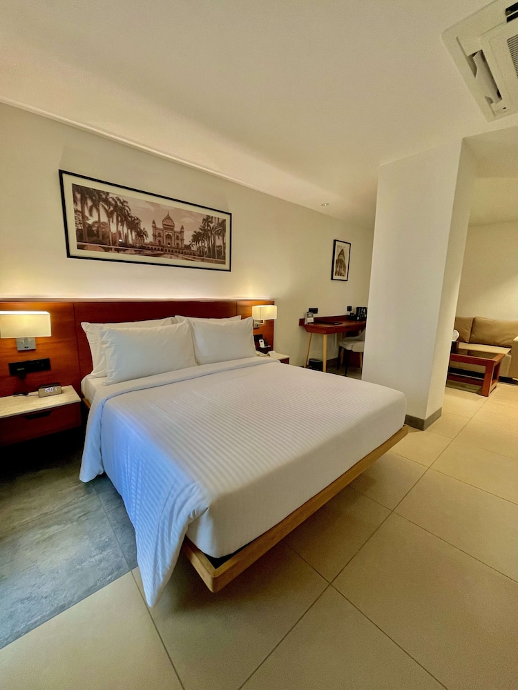 Premium Room, 1 Queen Bed, Non Smoking - Photo 5