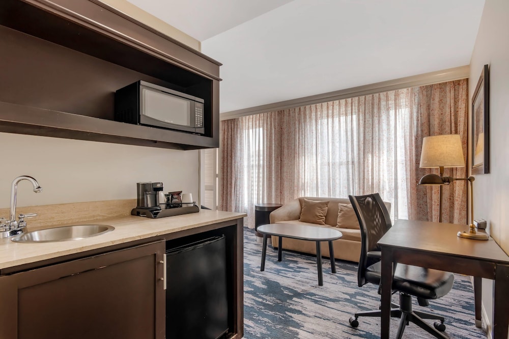 Suite, Multiple Beds, Non Smoking, Corner - Photo 7