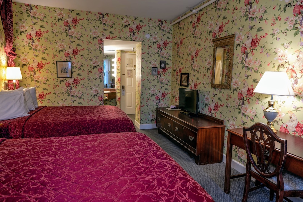 Deluxe Room, 2 Queen Beds (Standard view) photo 3