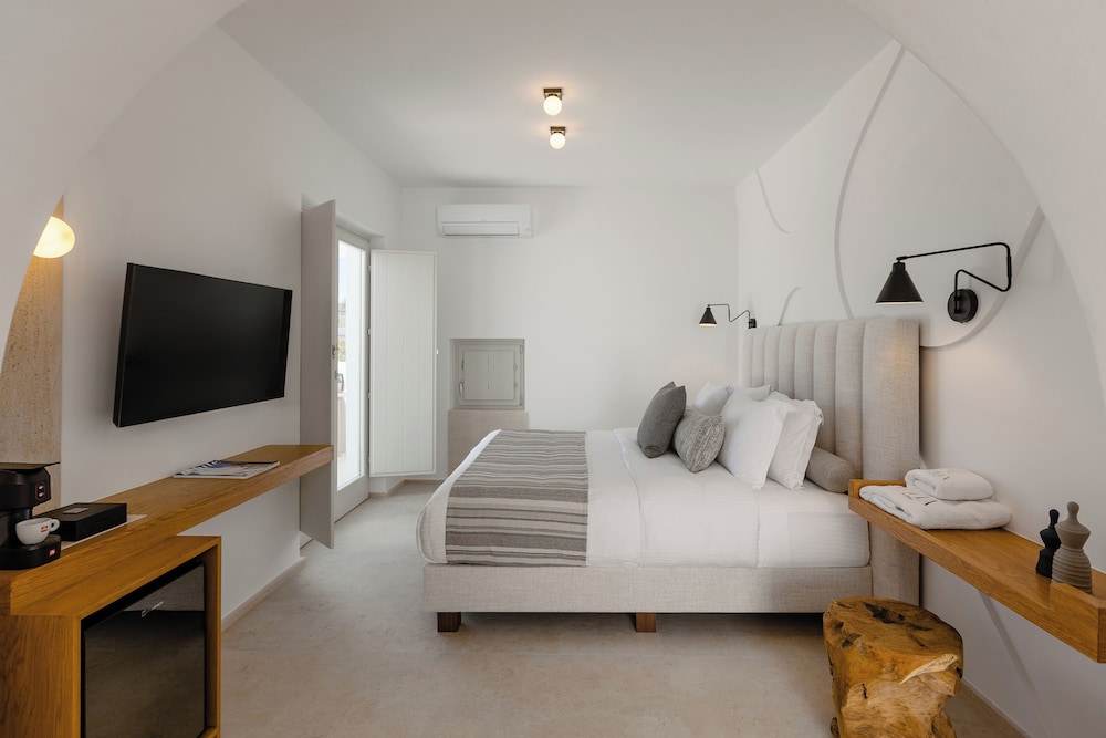 Elegant Suite with Private Infinity Pool & Heated Outdoor Jetted Tub - Caldera View - Photo 13
