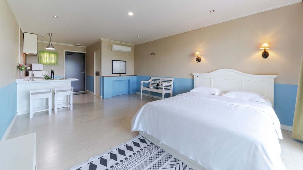 Deluxe Double Room Single Use, 1 Queen Bed photo 2