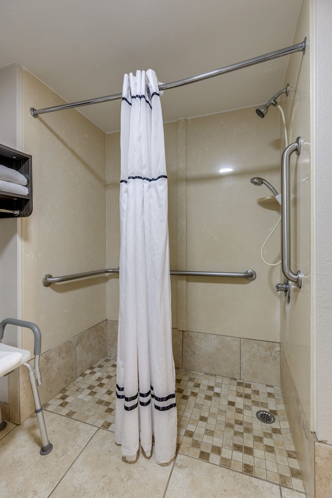 Standard Room, 1 King Bed, Accessible - Photo 9