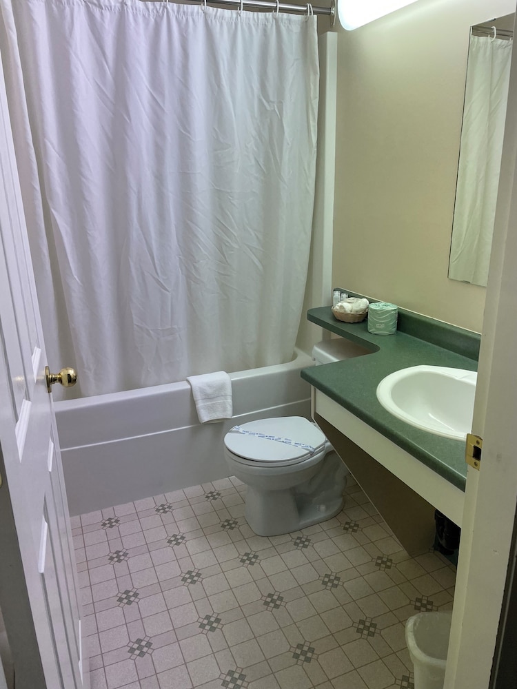 Standard Room, 1 Queen Bed photo 3