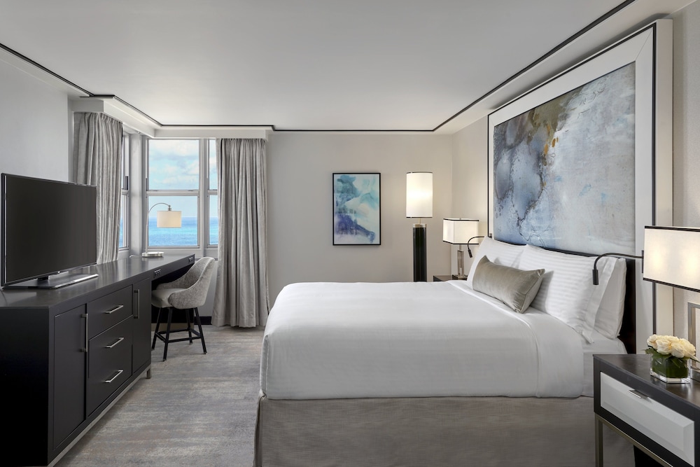 Suite, 1 King Bed, Balcony, Oceanfront - Photo 2