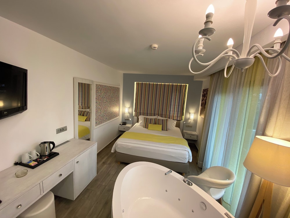 Honeymoon Suite with Jacuzzi Sea View photo 3