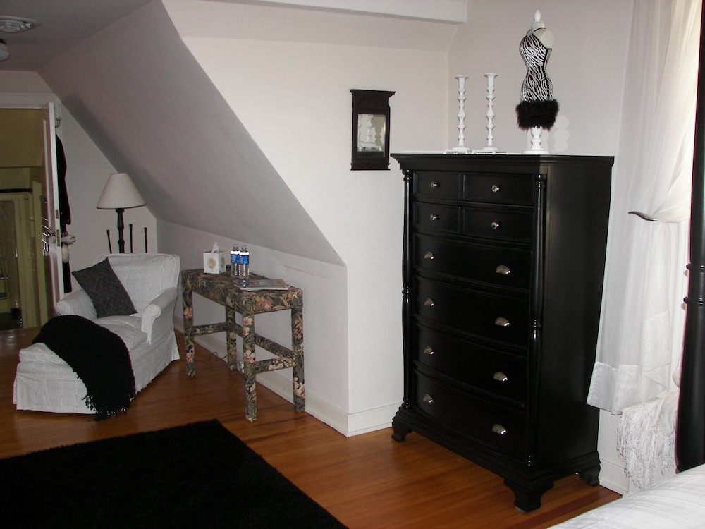 Premier Room, 1 King Bed photo 2