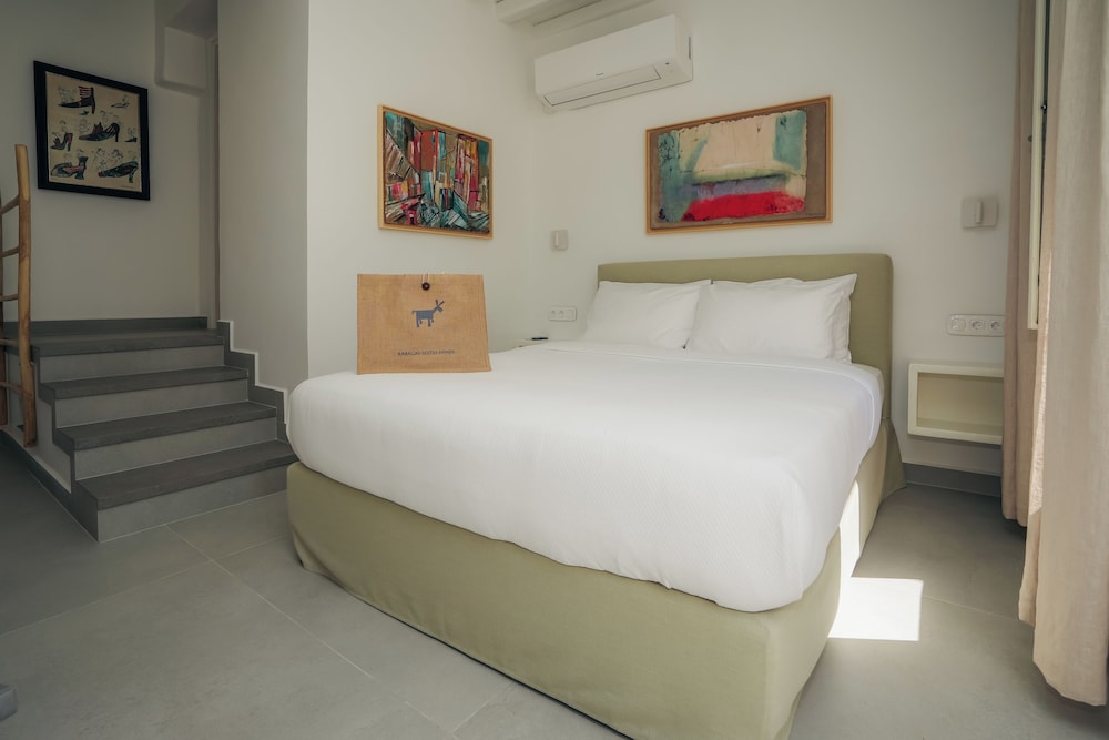 Moonshine Suite - with Hot Tub & Satellite Wi-Fi photo 1