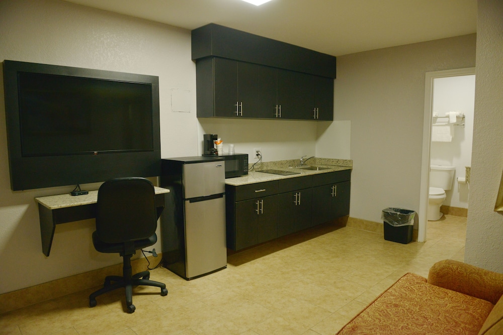 Suite, Multiple Beds, Non Smoking - Photo 5