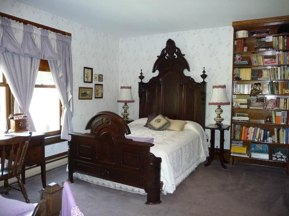 Romantic Triple Room, Ensuite (Victorian Loft - Lydia's ) photo 1