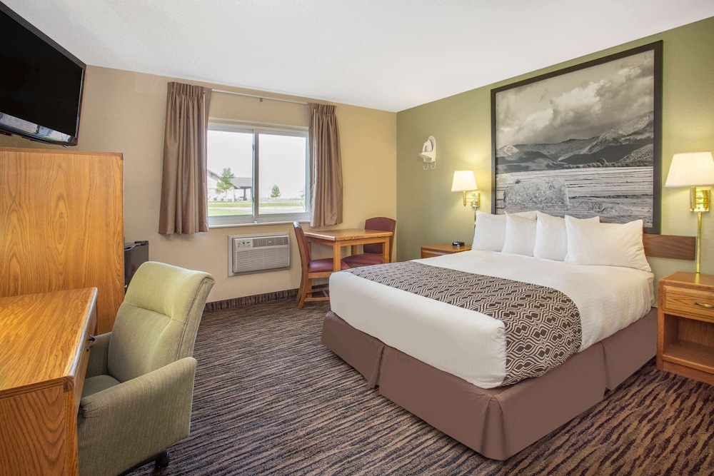 Basic Single Room, 1 Queen Bed, Accessible, Non Smoking (Mobility) photo 3