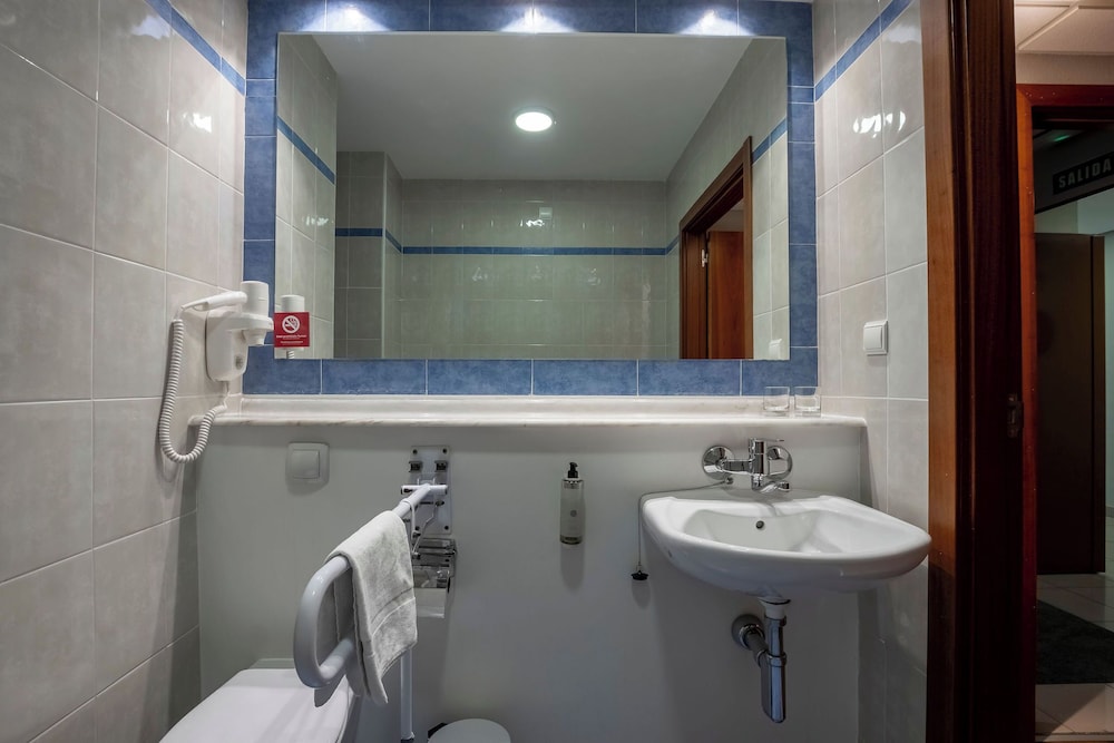 Room - Photo 28