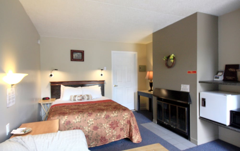 Deluxe Suite, 1 Queen Bed, Accessible, Jetted Tub photo 3