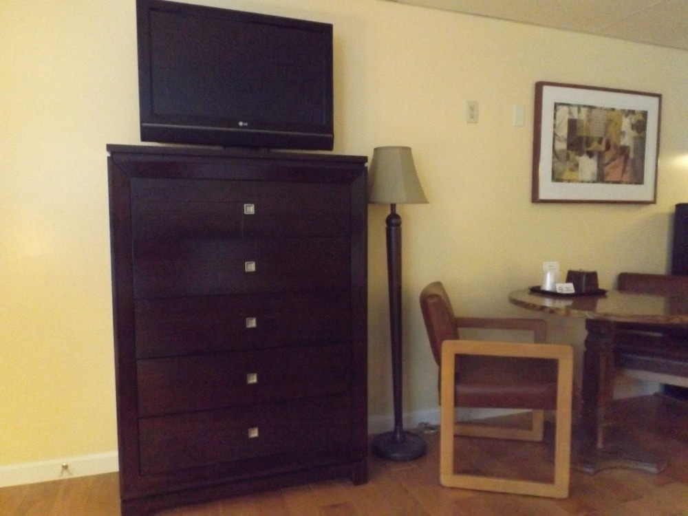 Room, 1 King Bed, Second Floor photo 3
