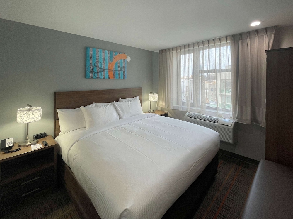 Suite, 1 King Bed, Non Smoking photo 1