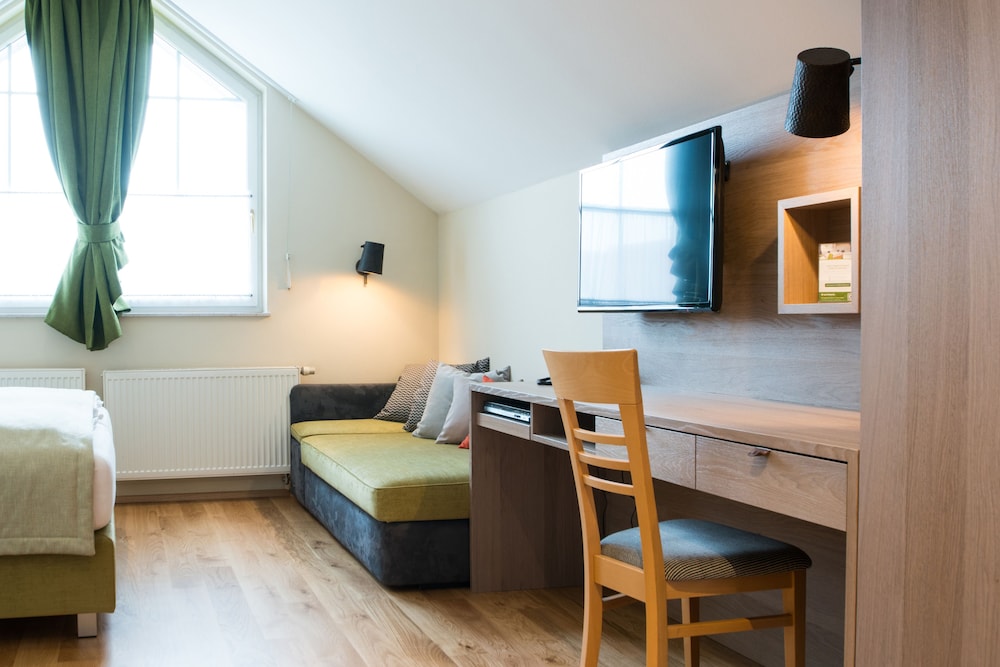 Deluxe Double Room, 1 Queen Bed, Non Smoking, Garden Area photo 2