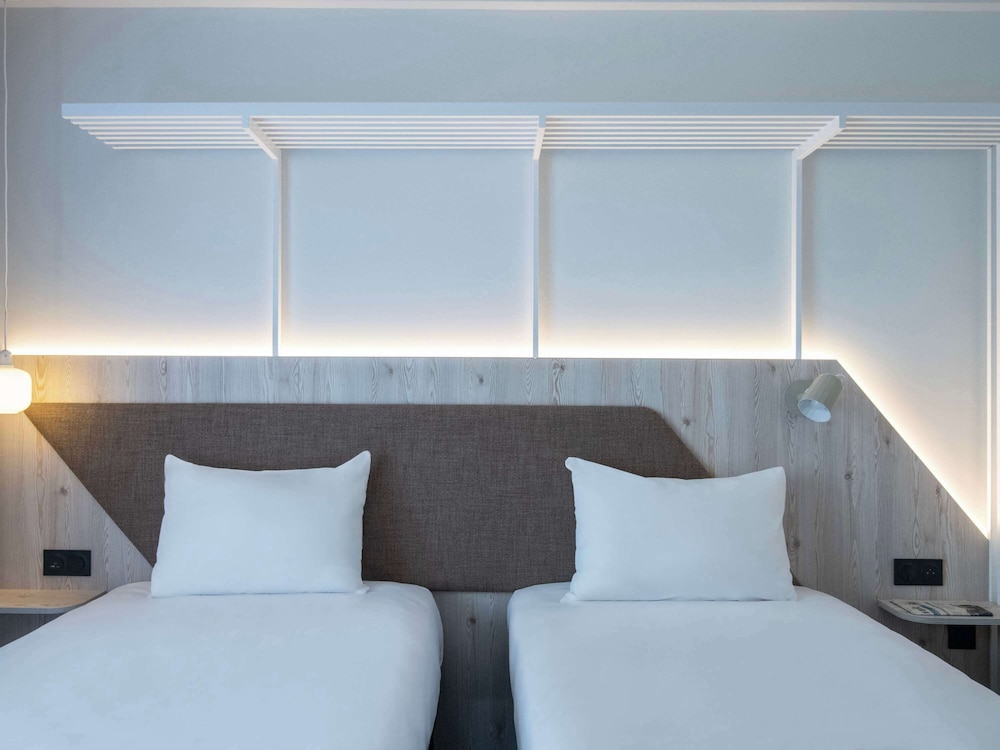 Standard Room, 2 Twin Beds, Balcony - Photo 10