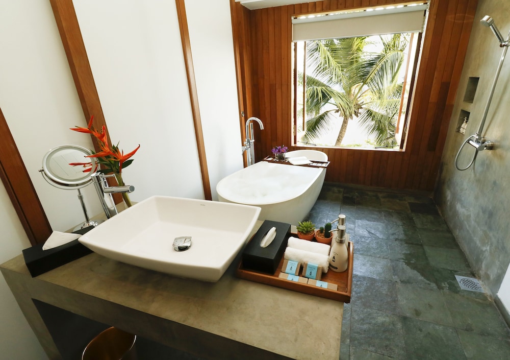 Deluxe Room, Bathtub, Ocean View photo 2