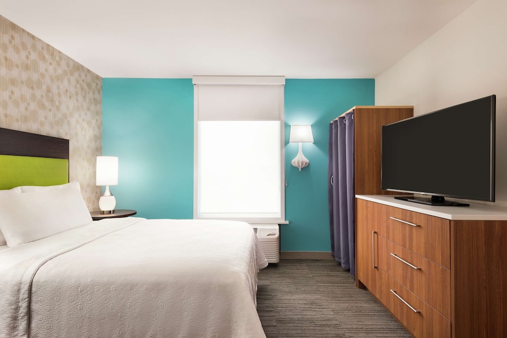 Suite, 1 Queen Bed, Accessible (Roll-In Shower) photo 3