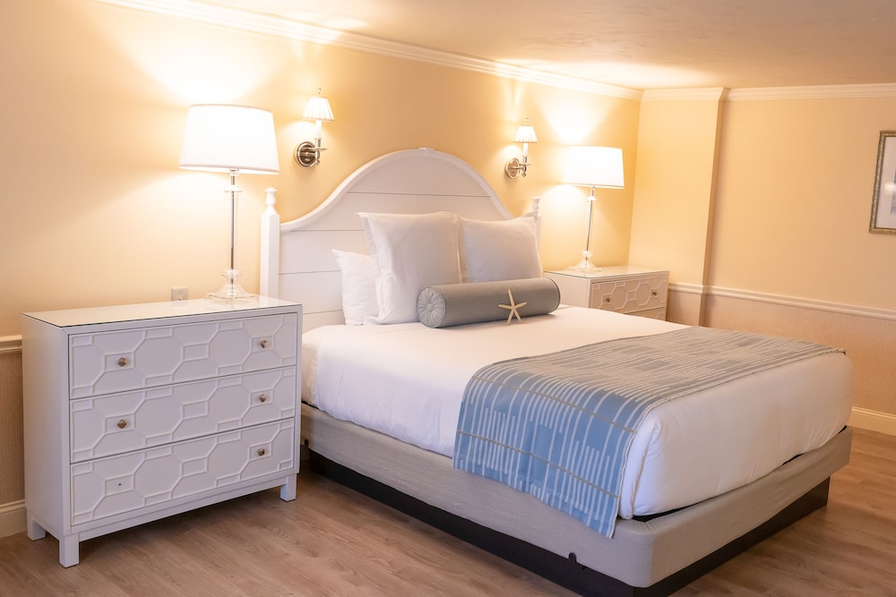 1 King Bed Gardenview